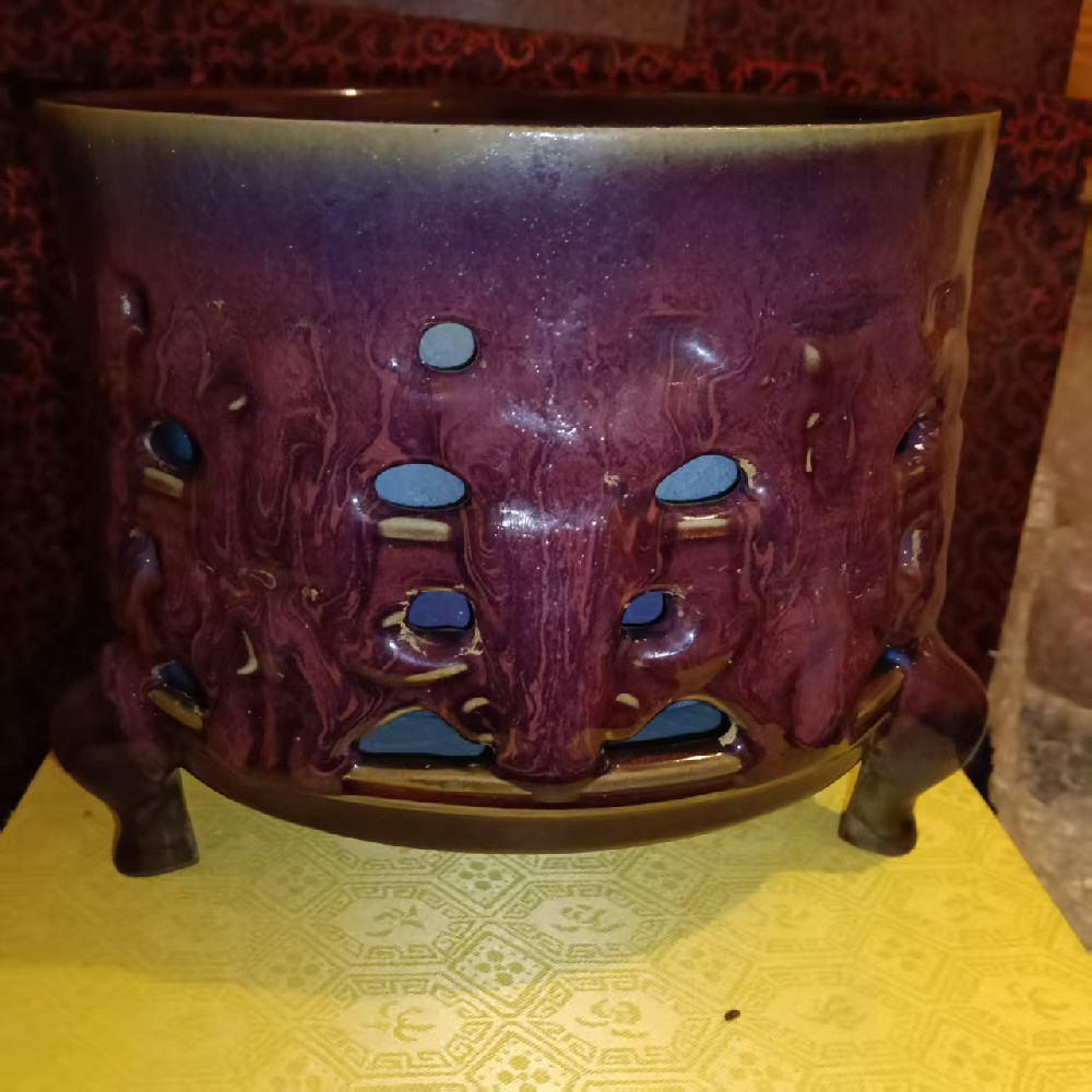 宋代 鈞窯玫瑰紫斑釉鏤雕八卦紋三足香爐