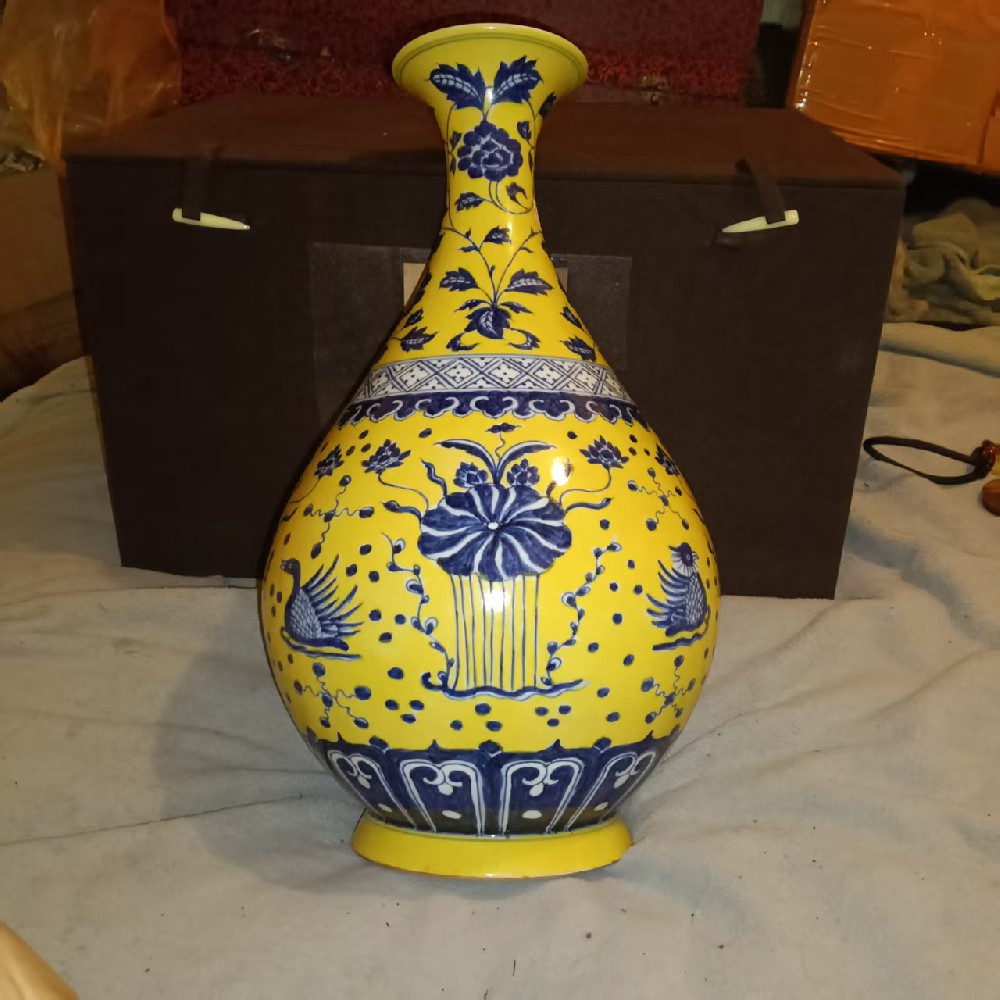 明宣德 黃地青花荷塘鴛鴦戲水紋玉壺春瓶